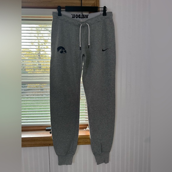 Nike gray sweatpants - Picture 1 of 3